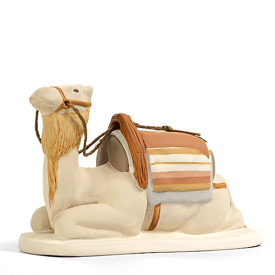 Santon chameau couché clair avec tapis de selle ocre et crème, pour crèche de Noël Arterra