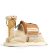 Santon chameau couché clair avec tapis de selle ocre et crème, pour crèche de Noël Arterra