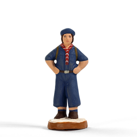 Santon Guide scout en uniforme bleu, béret et foulard rouge, création du santonnier Arterra pour crèche de Noël