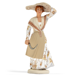 Santon Souffle de lavande, femme au grand chapeau avec faucille, création du santonnier Arterra